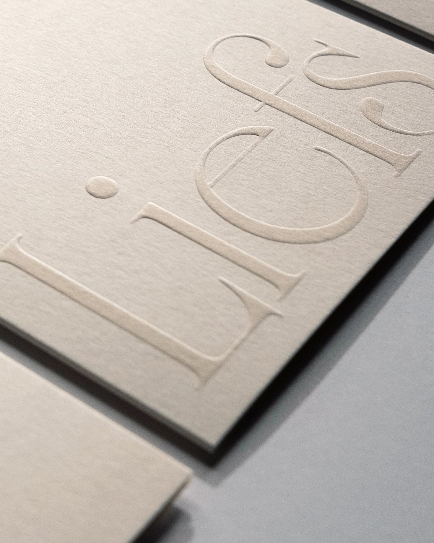 Close-up of minimal luxury embossed friendship card “heel veel liefs” on Colorplan Mist paper