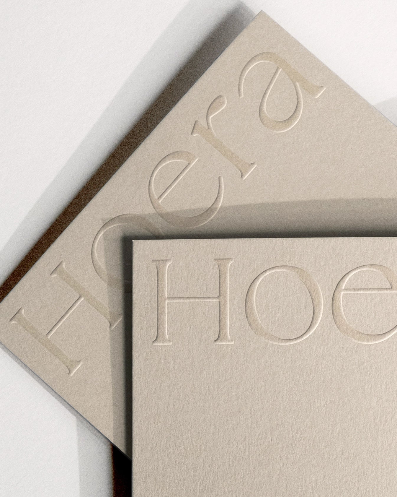 Close-up of minimal luxury embossed greeting card “hoera van harte gefeliciteerd” on Colorplan Mist paper